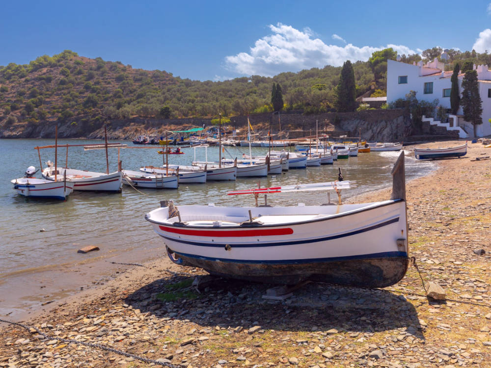 Fischerboot am Strand von Cadaques
